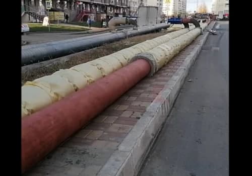 В Краснодаре трубы отопления проложили прямо на тротуаре