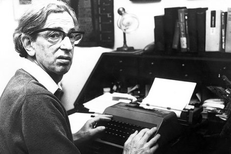 "Geçmiş meşrulaştırır. Geçmiş, övünülecek fazla bir şeye sahip olmayan şimdiki zamana daha şerefli bir arkaplan sunar."

Eric Hobsbawm, Tarih Üzerine
#politikteorialinti