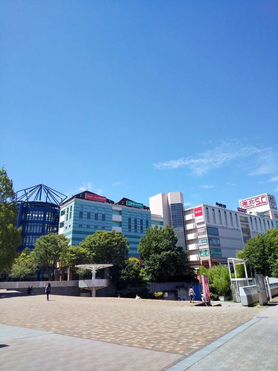 ☀青空の天気の日⛅ 🚇 駅からすぐそば🚇 🏬港北東急ショッピングセンター、周辺の風景を眺める🏙️