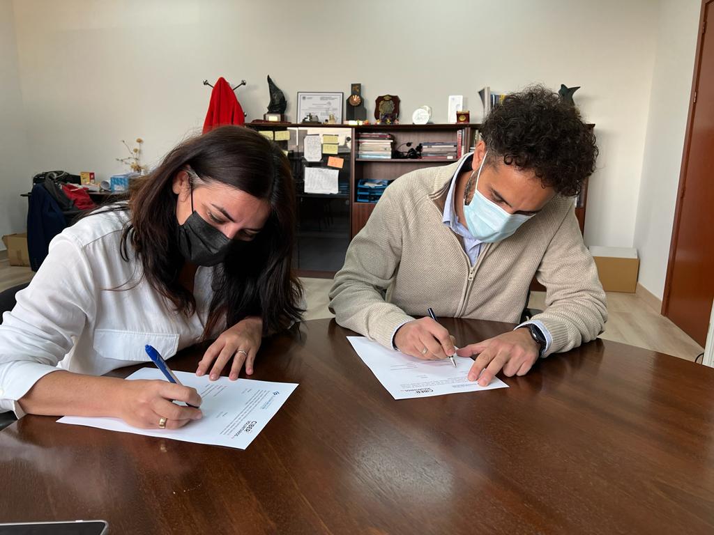 ciberyolanda's tweet image. Hoy hemos firmado convenio entre @etsit_uma y @cibervoluntario con el fin de impulsar la participación activa de estudiantes en programas de digitalización con #ImpactoSocial. Un gustazo empezar a trabajar con @faligr con quien comparto visión #CompetenciasDigitales #Voluntariado