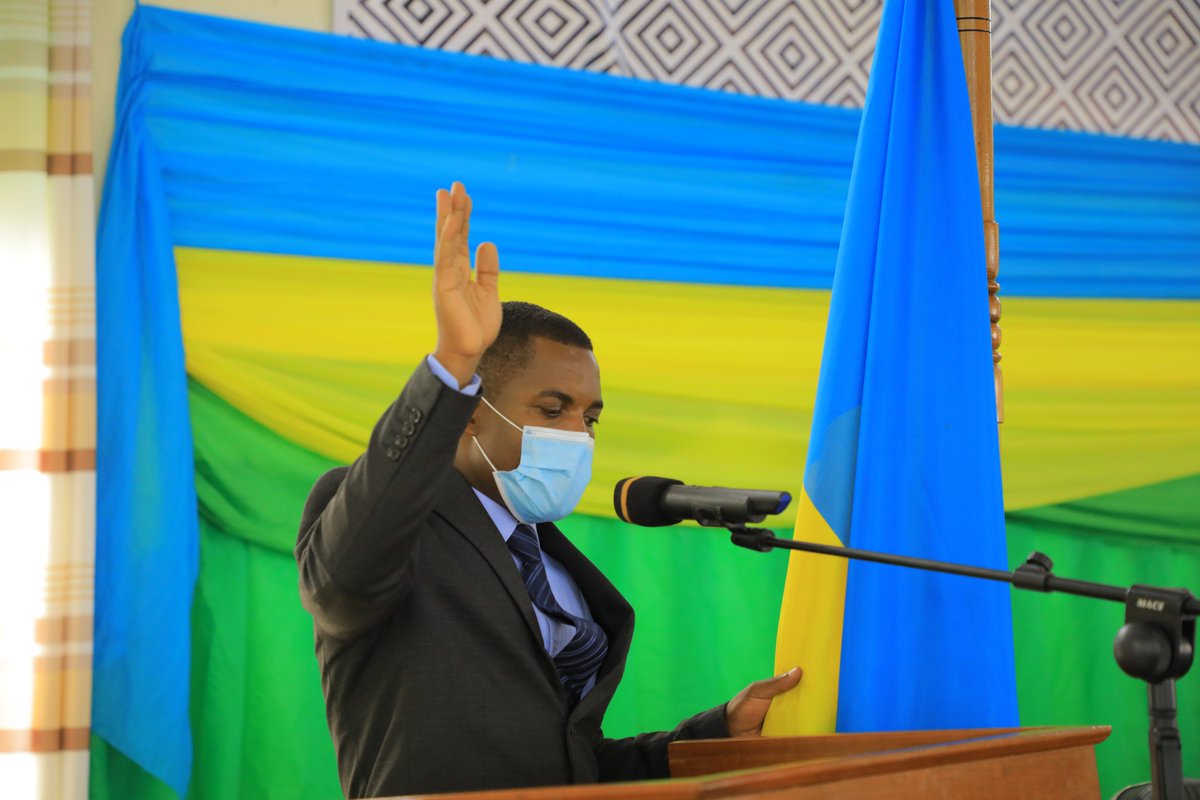 RwandaWest's tweet photo. Mu Turere tugize Intara abayobozi baherutse gutorwa barahiriye kuzuza inshingano zabo; haba n'ihererekanyabusha ry'abagize Biro y'Inama Njyanama na Komite Nyobozi z'Uturere. Guverineri @HabitegekoFran1 ari kumwe na MoS muri #MINECOFIN,@DrUwera bitabiriye iki gikorwa muri #Rutsiro https://t.co/JxeKGz6zoL