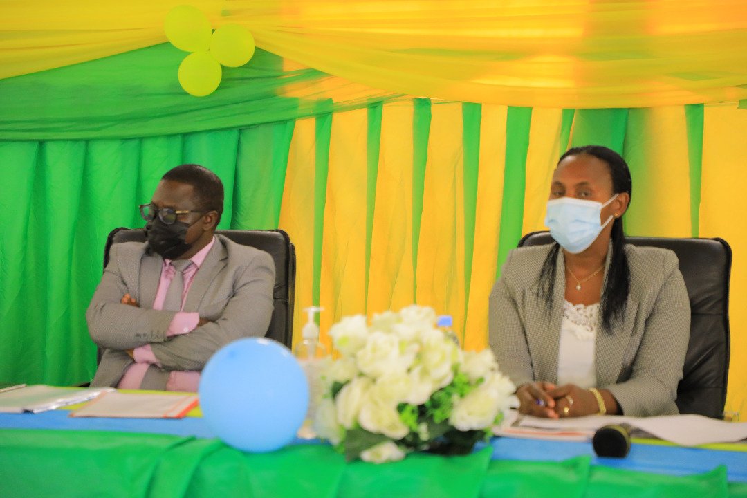 RwandaWest's tweet photo. Mu Turere tugize Intara abayobozi baherutse gutorwa barahiriye kuzuza inshingano zabo; haba n'ihererekanyabusha ry'abagize Biro y'Inama Njyanama na Komite Nyobozi z'Uturere. Guverineri @HabitegekoFran1 ari kumwe na MoS muri #MINECOFIN,@DrUwera bitabiriye iki gikorwa muri #Rutsiro https://t.co/JxeKGz6zoL