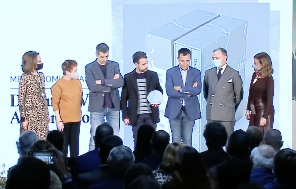 #PNG21 Mejor Comunicación Gastronómica ➡️ ‘Disfrutar Vol. I’ Entregan el premio Almudena Maíllo, titular de área delegada de Turismo del Ayuntamiento de Madrid, y Rosa Rivas, presidenta del jurado.