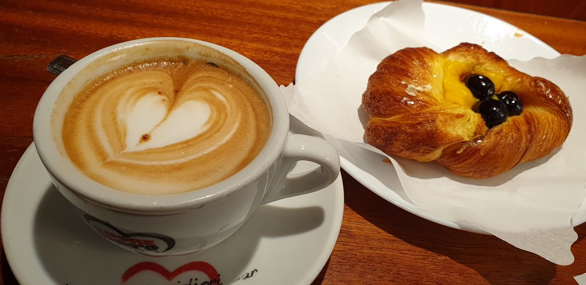 朝ごはん♪今日はカスタード＆アマレーナ（🍒のシロップ漬け）のパン♡