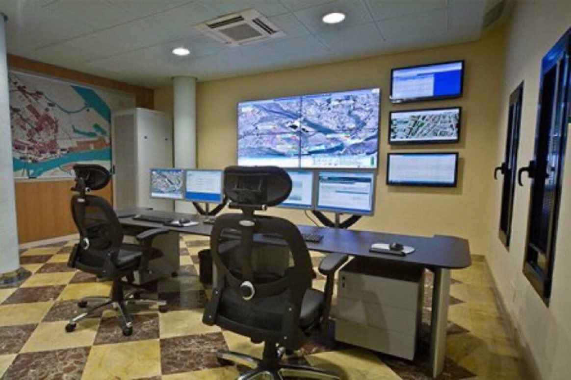 AguasDeHuelva's tweet photo. El estudio preventivo de nuestras redes es esencial para predecir su comportamiento futuro. Desde nuestra sala de #Telemando y #Telecontrol controlamos diariamente unos 900km de redes de abastecimiento🚰 🚿 y saneamiento 🕳 🚽 de la ciudad de #Huelva  #FelizLunes https://t.co/5SgzHIw4R5