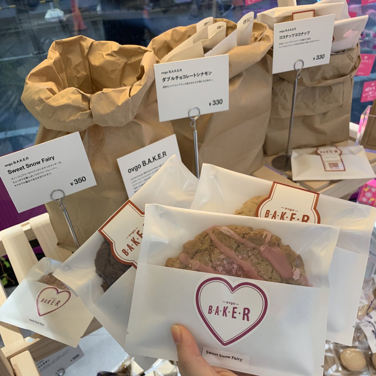 lush_shinjuku's tweet photo. LUSH 新宿店にvegan sweetsが登場！
地球にも身体にもハッピーなスイーツで心もお腹も満たしてみては？😋

ルミアベイクのみ週末限定となりますので、詳しくはお電話にてお問い合わせください🍪🌿🌈🌏
#ovgobaker
#youenn
#lumiabake
#vegan
#ヴィーガン https://t.co/4xj9Blz96t