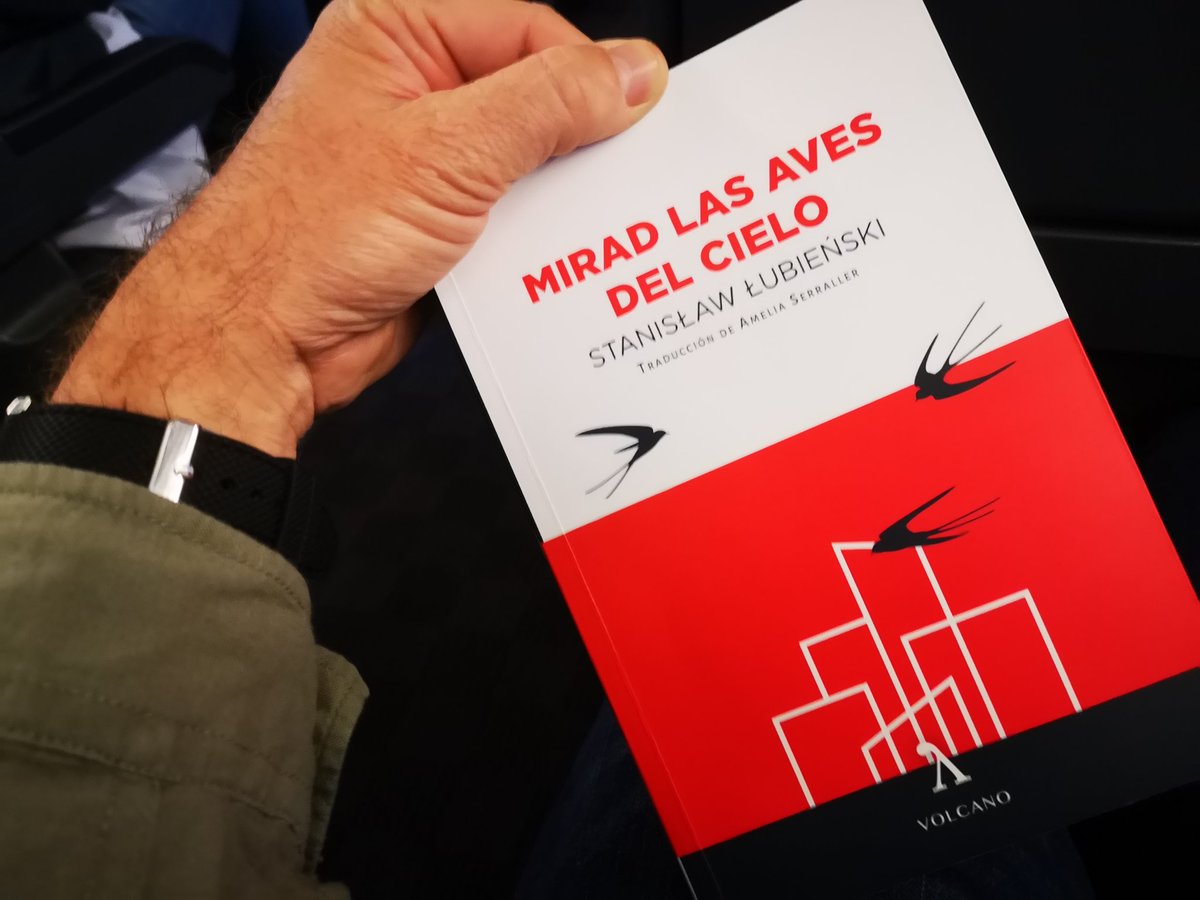 EduVinuales's tweet photo. "Una pasión te cambia para siempre. Puede que ya no camines por pantanos y bosques, pero el vuelo accidental de un pájaro picapinos siempre atrapará tu mirada. Nunca permanceras indiferente a la brillante belleza".
Mirad las aves del cielo. Stanislaw Lubienki. Volcamos Ediciones. https://t.co/QwfUWGcDva