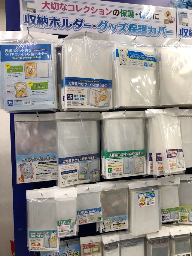 アニメイト大宮 カバー 収納グッズ 缶バッジを保護する 缶バッジカバー クリアファイルを保管する クリアファイル収納ホルダー などなど 大事なアイテムの保護カバー 収納グッズが アニメイト大宮で好評発売中だマメ T Co