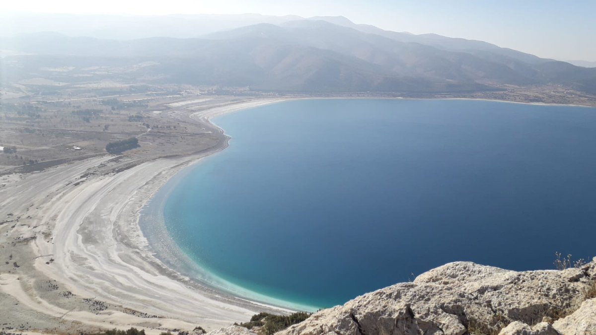 Salda Gölü’nde ki su çekilmesini Kayadibi taşından görüntüledik.Son yıllarda kıyıdan içe doğru 80 metreye yakın çekilme oldu.Çevresinde yapılan sulama göletleri,yanlış tarım politikaları ve yağış azlığı ile su seviyesindeki çekilme hızlandı.

Salda Gölü için tam koruma istiyoruz!