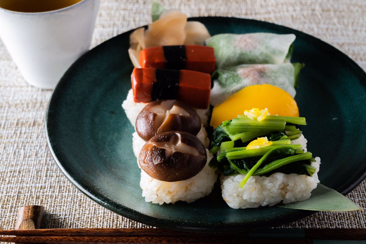 🥬彩り野菜寿司🥬 秋の新作の一つ。シャキシャキとした食感が楽しい一品です✨ 稲荷以外もここでしか食べられない商品をご用意しています お待ちしております🙆‍♀️