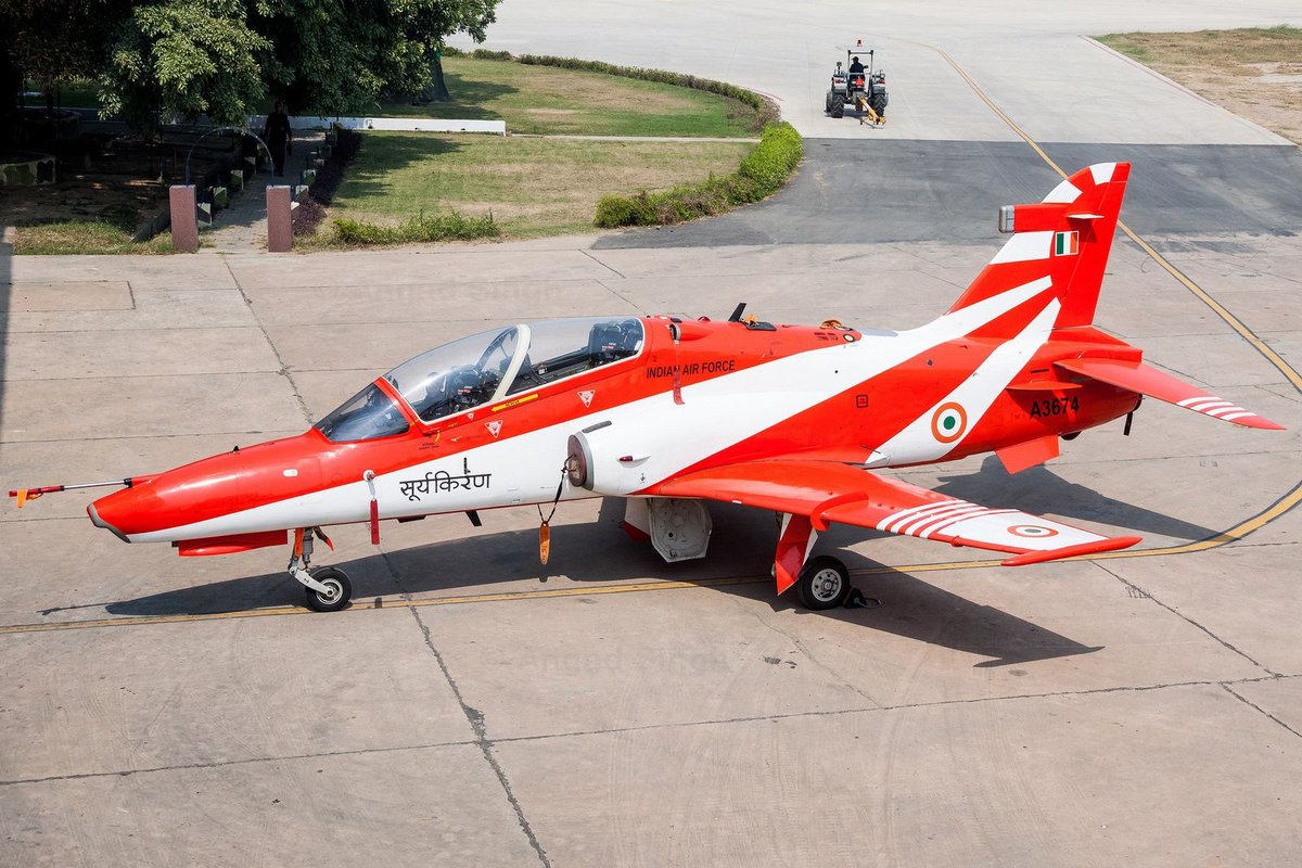 Tooru_Mihori's tweet photo. インド空軍のアクロチーム「Surya Kiran」のホークって、某半島国が火病起こしそうなカラーリングしてるのねwwwwwwwwwww https://t.co/K9S1rMGwmQ