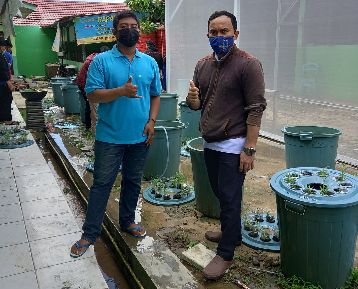 AM_Samarinda36's tweet photo. Senin (22/11), AM, Luhkan Bantu, di SMKN 9 Samarinda, Monitoring : Pengurasan air serta Pengukuran ikan hari ke-15 bersama guru &amp; siswa/i, Program Bansapras Budikdamber DJPB @kkpgoid yg di Fasilitasi Dinas Perikanan Kota Samarinda, #GiatLuhkanSatminkalTegal #Aktifitas #Samarinda https://t.co/dXR8n4mxys