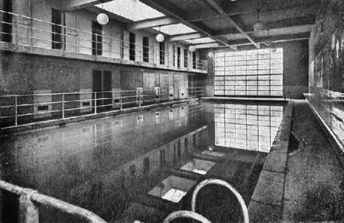 Reflexió👉 22/11/1940 inauguració d'uns Banys Públics al Raval. 81 anys després estem obligats a oferir dutxes de nou. La xifra: a l'agost tres dies seguits amb més de 440 dutxes diàries. Res a celebrar!!! #benestarsocial #Barcelona #Solidaritat #Social #Suportmutu #SegleXXI