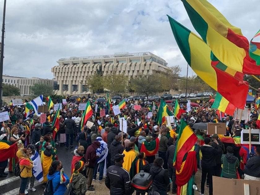 AbiyAhmedAli's tweet photo. Medemer is about coming together beyond lines of division. In the regional integration efforts we have been undertaking the past 3 years, the people to people ties have been critical. My appreciation to Ethiopians &amp; Horn Region Diaspora who are emulating Medemer. #NoMore https://t.co/Uh0v1oh6G8