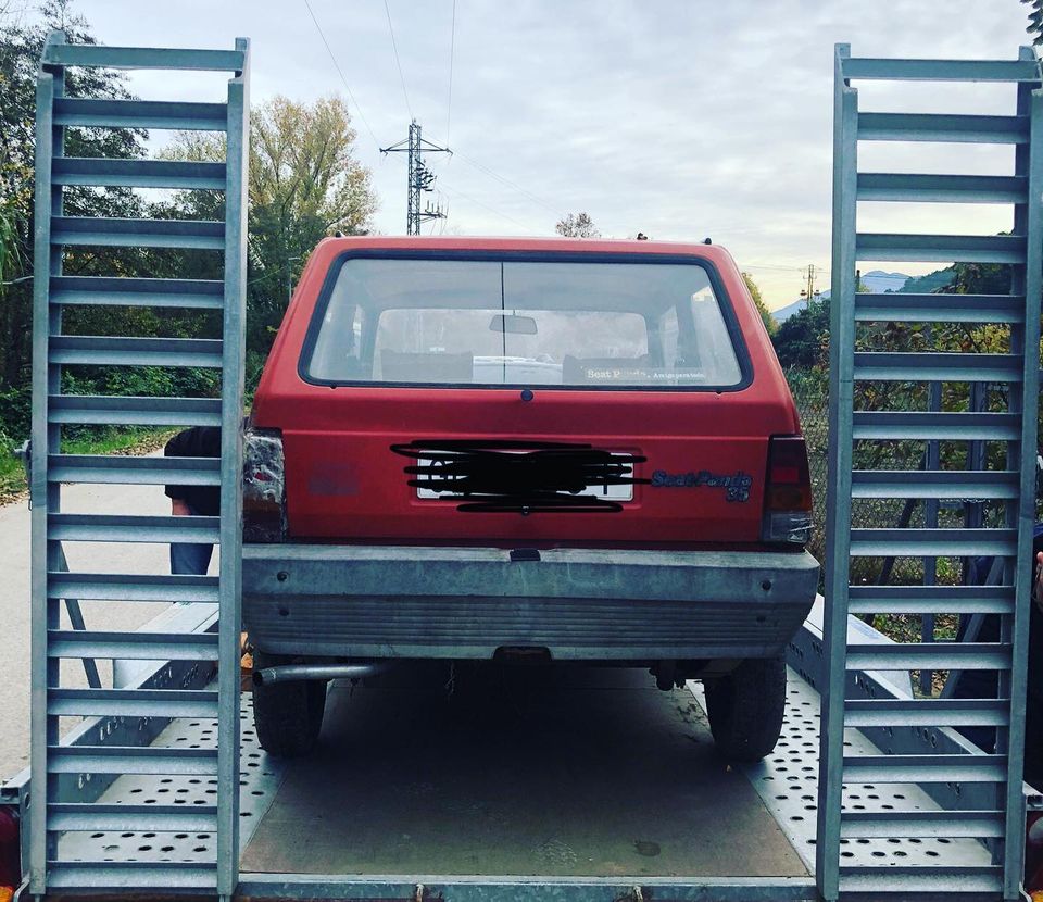 CapCalentsTeam's tweet image. 🚘 Tenim un nou membre a la familia… 🙂 Hem aconseguit un Panda de 1982, del qual n’extreurem les peces necessaries per reparar la unitat que va patir una sortida de pista. La resta de material ens servirà per tenir un important estoc de recanvis 👌🏻 #capcalents #pandaraid