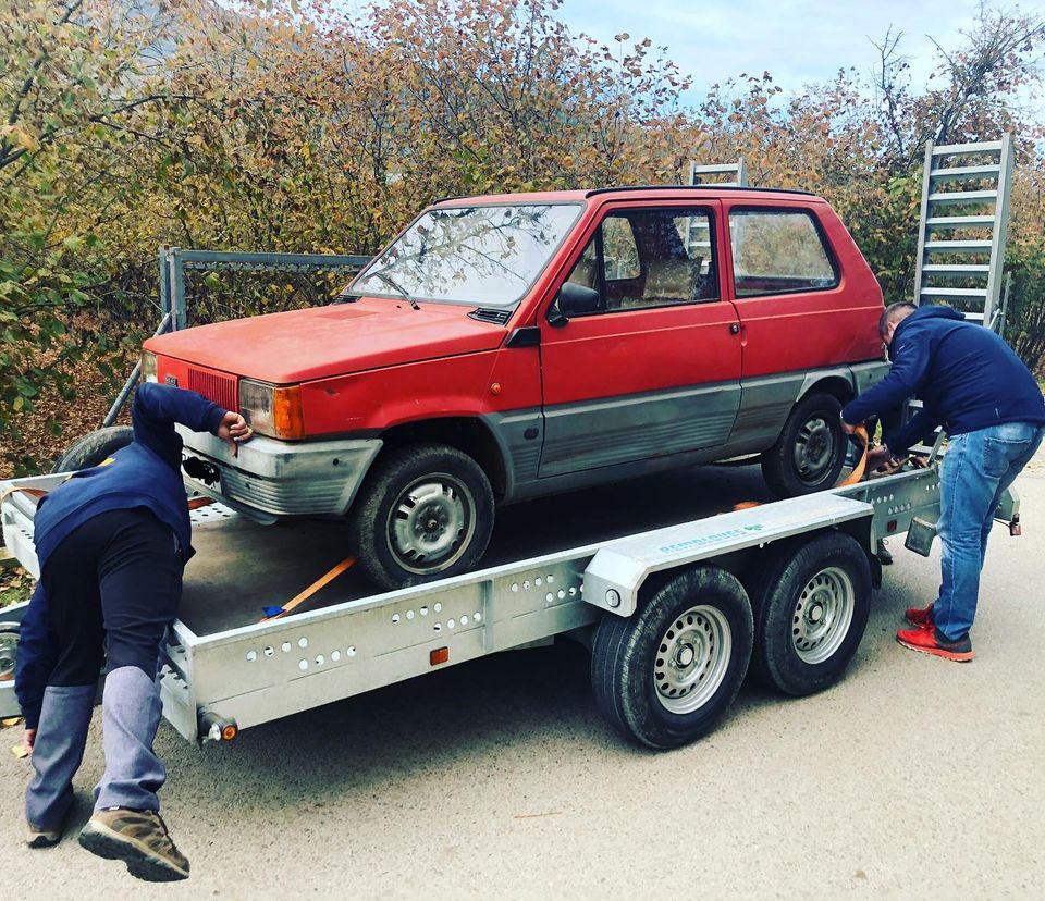 CapCalentsTeam's tweet image. 🚘 Tenim un nou membre a la familia… 🙂 Hem aconseguit un Panda de 1982, del qual n’extreurem les peces necessaries per reparar la unitat que va patir una sortida de pista. La resta de material ens servirà per tenir un important estoc de recanvis 👌🏻 #capcalents #pandaraid