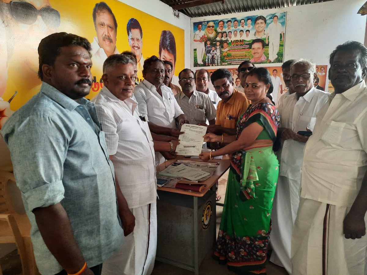 MaharajanMla's tweet photo. மாண்புமிகு கழக தலைவர் அவர்கள் ஆணைக்கிணங்க  மா. பொ. திரு. @CumNRamaksinan  அவர்கள் ஆலோசனையின்படி ஆண்டிபட்டி பேரூராட்சி தேர்தலில் போட்டியிட விருப்பமனு படிவம் விநியோகத்தை தொடங்கி வைத்தபோது. 
உடன் கிழக்கு ஒ. பொ. திரு. @RajaramPerumal1, மேலிட பிரதிநிதி திரு திருநாவுக்கரசு அவர்கள். https://t.co/LXxeZGYHF6