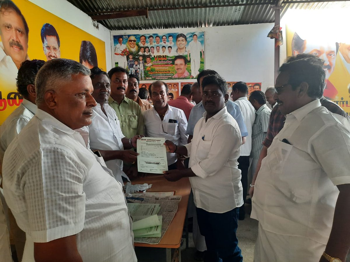 MaharajanMla's tweet photo. மாண்புமிகு கழக தலைவர் அவர்கள் ஆணைக்கிணங்க  மா. பொ. திரு. @CumNRamaksinan  அவர்கள் ஆலோசனையின்படி ஆண்டிபட்டி பேரூராட்சி தேர்தலில் போட்டியிட விருப்பமனு படிவம் விநியோகத்தை தொடங்கி வைத்தபோது. 
உடன் கிழக்கு ஒ. பொ. திரு. @RajaramPerumal1, மேலிட பிரதிநிதி திரு திருநாவுக்கரசு அவர்கள். https://t.co/LXxeZGYHF6