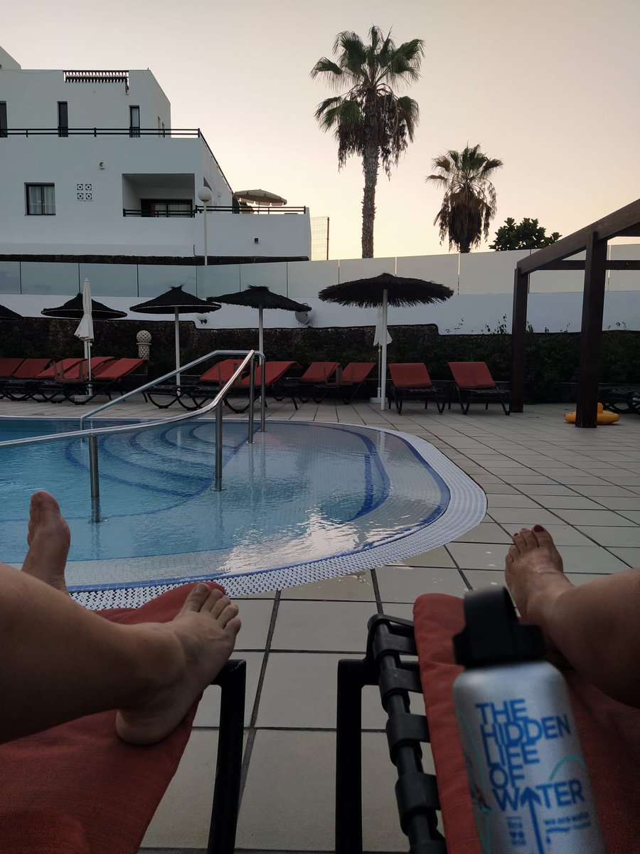 Pasando un rato de relax en buena compañía y con nuestra botella #theglobetrotterbottle por qué el agua nos da vida 
#tenerife #vacaciones #islabonita 
#wearewater .