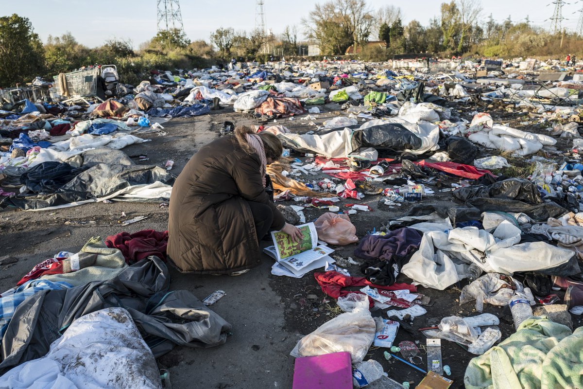 Dans le camp de Grande-Synthe près de Dunkerque, les migrants fouillaient les débris de tentes et de sacs de couchage incendiés à la recherche de leurs biens.  Le site avait été expulsé et détruit par la police française aux premières heures de mercredi matin.  Un jeune garçon