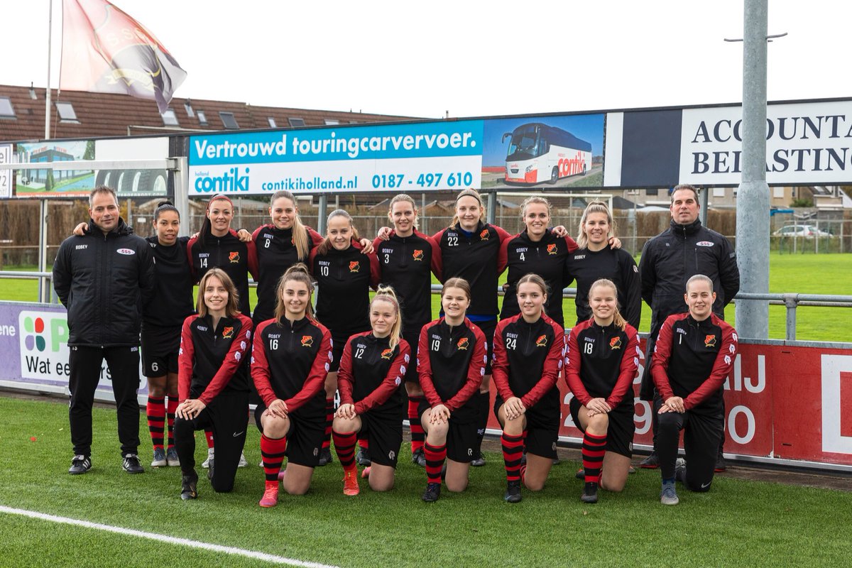 IMeijerman's tweet image. Vrouwen 1 SSS Klaaswaal voor ons prachtige reclamebord! Contikiholland @ContikiR is de nieuwe partner ten behoeve van vervoer Vrouwen 1 Topklasse A en Vrouwen 2 1e klasse A #KNVB #voetbal #touringcarvervoer