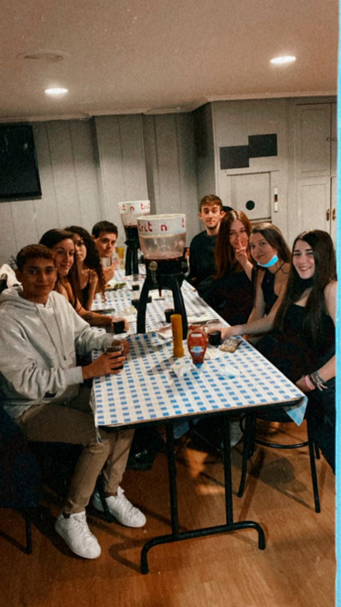 leireebarros's tweet photo. Este finde algunos alumnos de #241PA2021 disfrutamos de una cenita de final de evaluación! 🥳 #EGINAV https://t.co/1TiotIkI52
