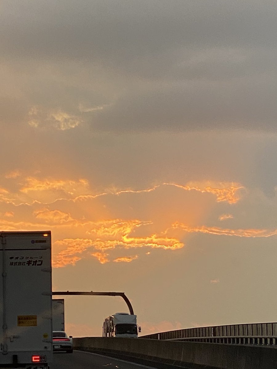 Twitter 上的 Next Free ジブンハウスの加盟店してます お疲れ様です 中の人がようやくツイートします 雨が降って一段と寒くなってきましたね ついこないだの夕方の空が燃えてるみたいでした 企業公式つぶやき部 企業公式がお疲れ様を言い合う 企業