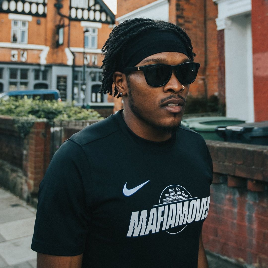 we_are_sungod's tweet photo. “It’s all about the community”⁠
⁠
If there’s one thing that will keep you running this autumn, it’s finding a crew to do it with. SunGod Ambassador, @coggnitooo, Co-Founder of North London Running Collective, @mafiamoves_, wears Classics™.⁠

⁠#lifelooksbetter #adventureproof https://t.co/ble9MYmgPU