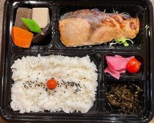 11/24（水） 玄米と白米が選べます！ 和風弁当700円です。 ●白身魚醤油糀焼き ●鶏もも肉醤油糀焼き ●やわらかジューシー グリルハンバーグと 広島産 カキフライ