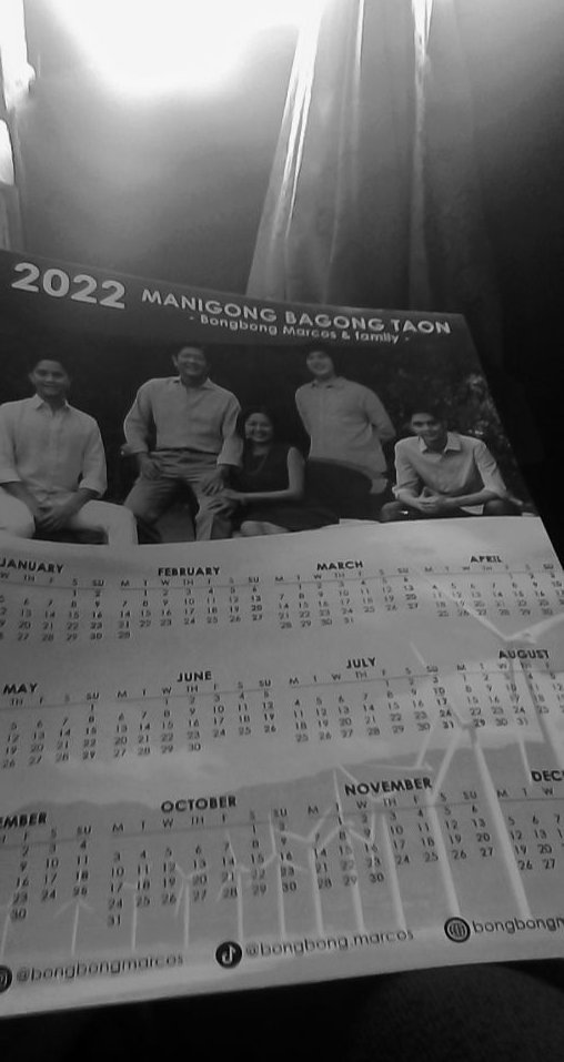 Itslalyn09's tweet photo. Someone handed out a calendar earlier. Sad to say, I was not given 'coz it was on the highway. It  was just my friend who has given one coz she was their. Sana mabigyan din ako together with the Shirt because my other friend has a shirt with BBM printed on it.

✌️❤️ https://t.co/6IJXfGi5PX