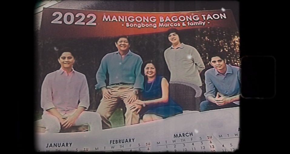 Itslalyn09's tweet photo. Someone handed out a calendar earlier. Sad to say, I was not given 'coz it was on the highway. It  was just my friend who has given one coz she was their. Sana mabigyan din ako together with the Shirt because my other friend has a shirt with BBM printed on it.

✌️❤️ https://t.co/6IJXfGi5PX