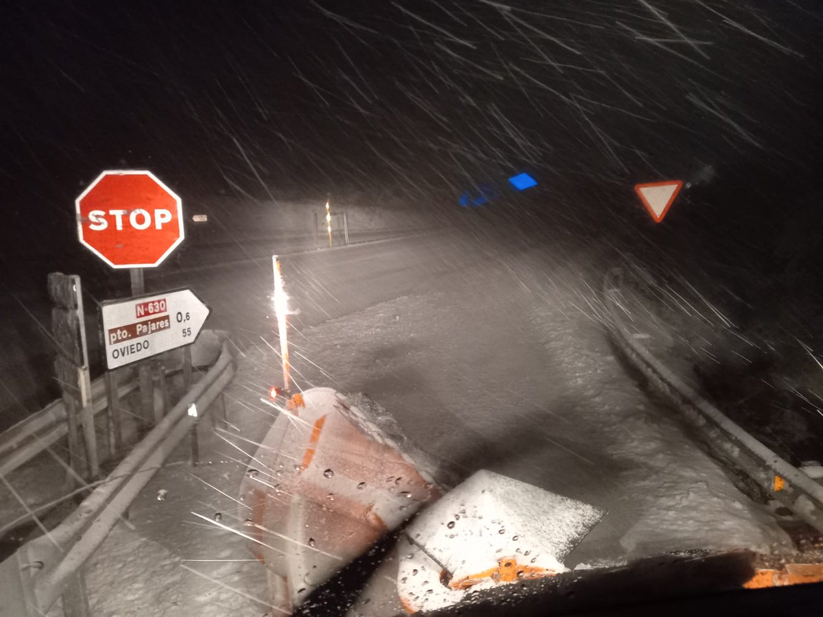 transportesgob's tweet photo. Los servicios de conservación de la #DGCarreteras trabajan en mantener unas adecuadas condiciones de vialidad con las primeras nevadas. ❄️

Recuerda⤵️
🔹Extrema la precaución al circular por zonas con previsiones de nevadas o heladas.🛣️
🔹Lleva cadenas o neumáticos de invierno.🚘 https://t.co/KBcAO5HIcT