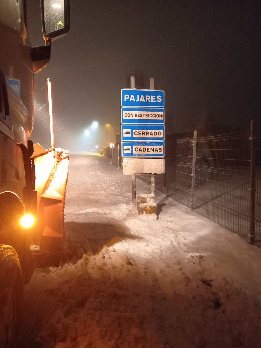 transportesgob's tweet photo. Los servicios de conservación de la #DGCarreteras trabajan en mantener unas adecuadas condiciones de vialidad con las primeras nevadas. ❄️

Recuerda⤵️
🔹Extrema la precaución al circular por zonas con previsiones de nevadas o heladas.🛣️
🔹Lleva cadenas o neumáticos de invierno.🚘 https://t.co/KBcAO5HIcT