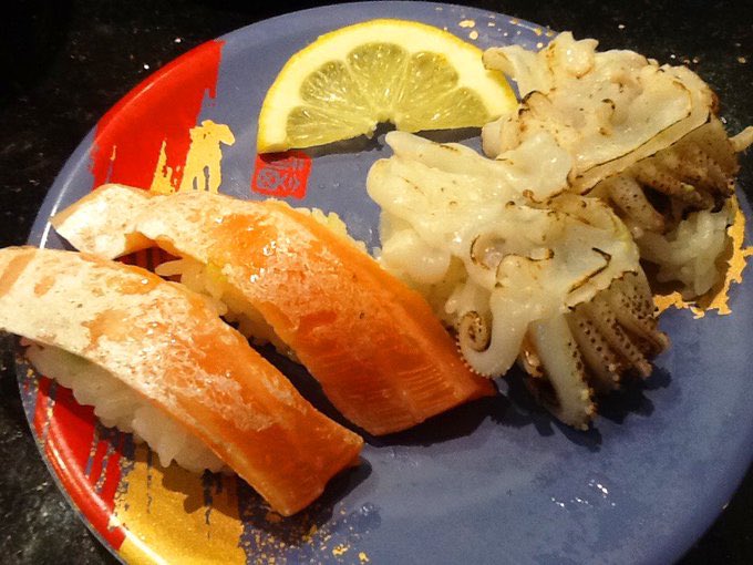 The Seared Nigiri-Sushi‼️🔥🍣 Left: Fatty salmon. Right: Squid tentacles. It was delicious‼️😋 ⚠️An