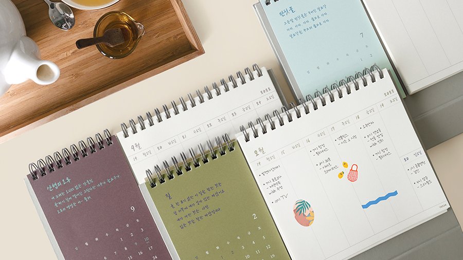 혹시 아는 분 잇을까봐... 이번 예스24 윤동주플래너 굿즈처럼 한쪽에는 달력 한쪽에는 위클리플래너가 있는 스탠딩(탁상용) 플래너 판매하는 데 아시는 분...^ㅡㅠ 5만원 주고 사는 플래너가 될판임