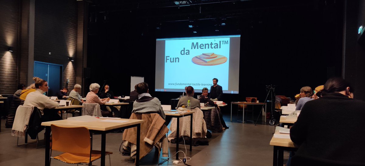 Vandaag gestart met de studie leerpotentieel met tactiel materiaal. 2 trainers uit Denemarken die ons meenmenen zowel vanuit het theoretische concept als veel praktisch oefenen.