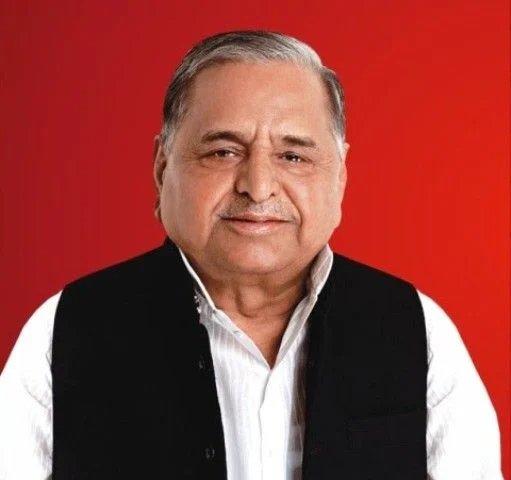 kmravneesh's tweet photo. यू पी  का एक किसान नेता जो पहली बार चुनाव जीता तो उसके घर पर गोलियां चल गई। जब वो पहली बार पशुपालन एवं काबीना मंत्री बना तो लोगो ने कहा काम भी वही मिला जो बचपन से करते आये है। वो नेता जिसे आज सभी "नेता जी" कहते है। उन्हें जन्मदिन की हार्दिक शुभकामनाएं @samajwadiparty https://t.co/H6Ftcx7Akc