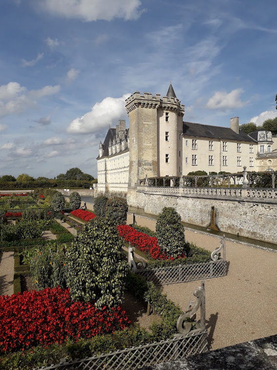 experienceloire's tweet photo. Monday's Loire Valley chateau - Chateau de Villandry, beautiful at any time of year and autumn is no exception. #Loire #MagnifiqueFrance #MondayMotivation https://t.co/TcDsEPJmnT