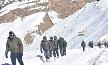 ShahImtiyaz90's tweet photo. #IndianArmy organised a Forward Area Tour in the difficult terrain of #CentralSector for industry representatives of leading companies to acquaint them with challenges of High Altitude Areas & deliberate on technological solutions.#AatmanirbharBharat #AbhinandanVarthaman #F16 https://t.co/GHlnN7tLA8