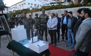 ShahImtiyaz90's tweet photo. #IndianArmy organised a Forward Area Tour in the difficult terrain of #CentralSector for industry representatives of leading companies to acquaint them with challenges of High Altitude Areas & deliberate on technological solutions.#AatmanirbharBharat #AbhinandanVarthaman #F16 https://t.co/GHlnN7tLA8