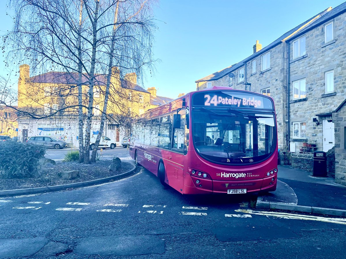 geordie_leg_end's tweet photo. A #monday morning in #PateleyBridge for #Harrogatebus for a change of scenery from #the64. It’s a bit #frosty on this side, winter is coming. #Harrogate https://t.co/zG4QzkQjSl