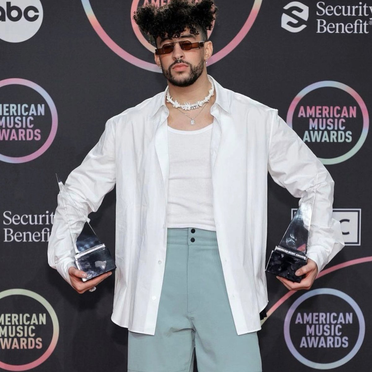 🏆 Bad Bunny a remporté deux prix lors de la grande soirée des #AmericanMusicAwards : celui de l'artiste latino masculin préféré et celui de l'album Latin préféré grâce à "El Último Tour Del Mundo"