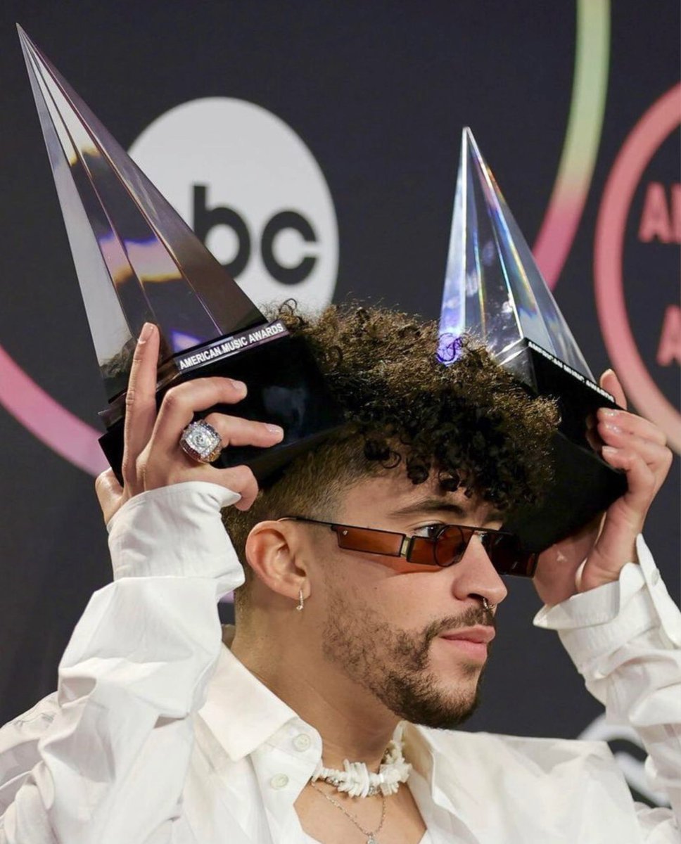 JetLagang's tweet photo. 🏆 Bad Bunny a remporté deux prix lors de la grande soirée des #AmericanMusicAwards : celui de l'artiste latino masculin préféré et celui de l'album Latin préféré grâce à "El Último Tour Del Mundo" https://t.co/wwQwYM0jrK