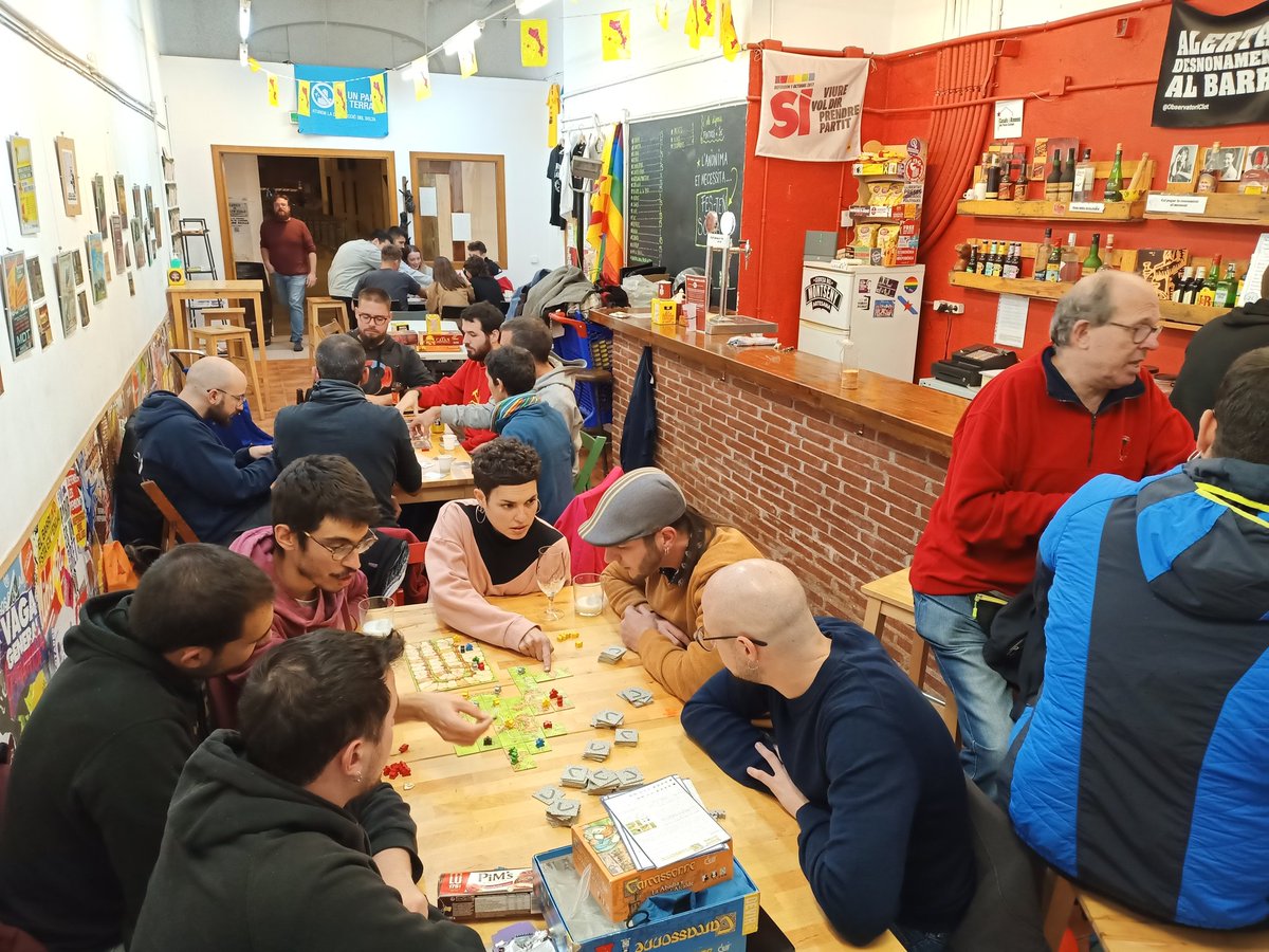 #BonDia ☀️ | Comencem setmana deixant-vos un resum gràfic dels actes que hem organitzat o participat per la #FMClotCampDelArpa2021, amb la participació popular més gran que recordem.

📸 1 i 2 pregó <a href="/Adria_absolucio/">#AdriàAbsolució</a>, 3 Cercatasques del @cj_clot, 4 Tarda de jocs de taula ⬇️
