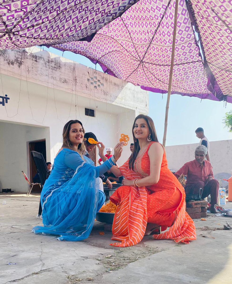MeMonicaBedi's tweet photo. Keeping my Monday blues away with some Jalebis! 

Tag a #Jalebi lover below. https://t.co/Z1YHVmSoVZ