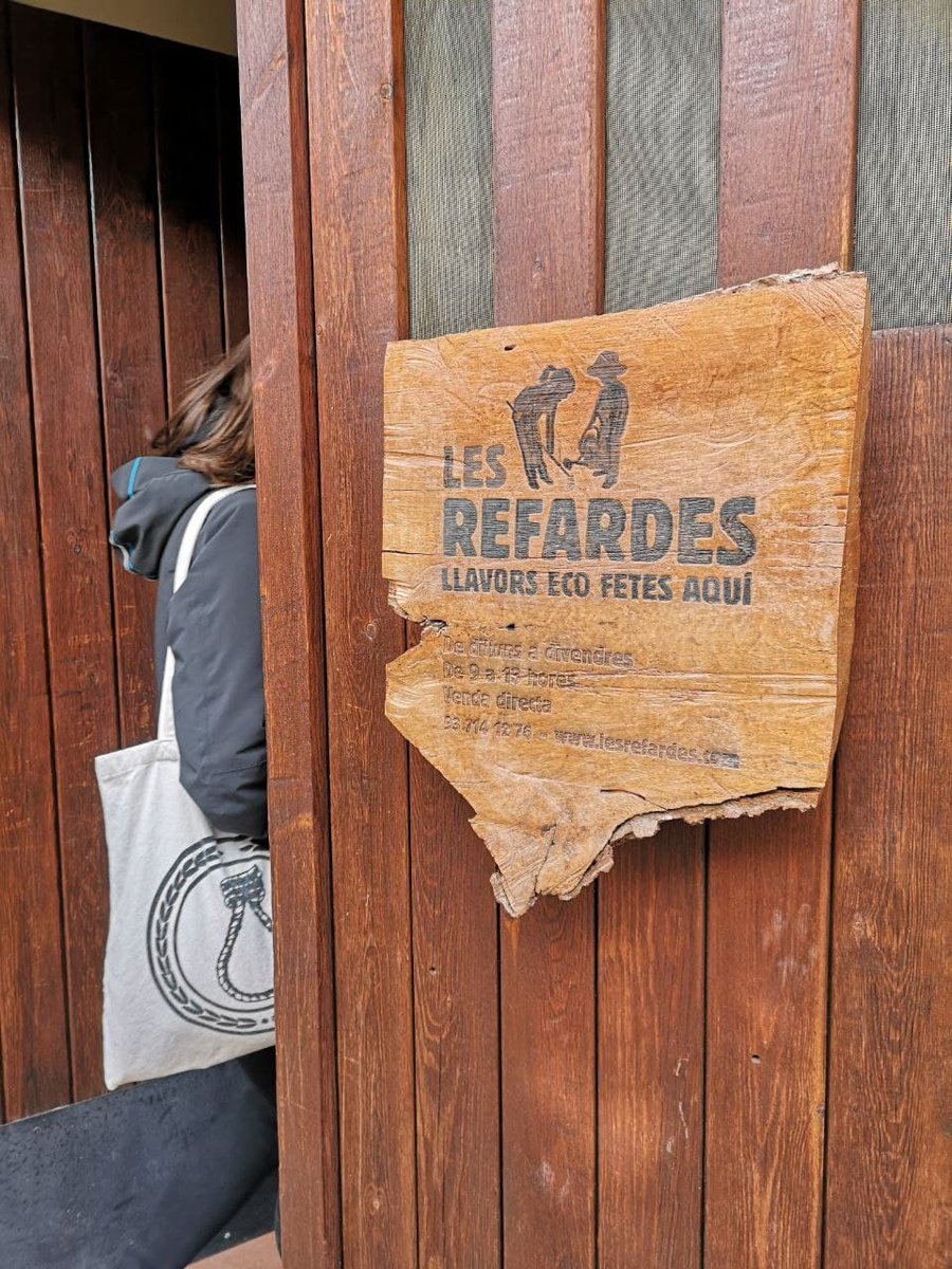 ciutatinvisible's tweet photo. Des de Mura, la cooperativa @lesrefardes coordina la producció i distribució de llavor ecològica i de varietats locals en 18 finques repartides per tot Catalunya. Una tasca clau per la biodiversitat i la sobirania alimentària! https://t.co/LJ716mP1CX https://t.co/B4g3LkU0hS