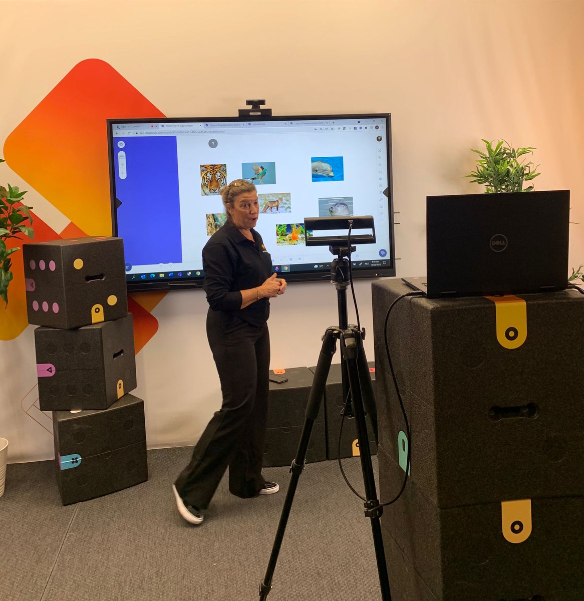 VANERUM_BE's tweet photo. Onze eerste workshop is van start gegaan op #ictconnect! Educatieconsultant Anneke Verbeeck legt deelnemers uit hoe je interactief kan lesgeven met #i3LEARNHUB! https://t.co/PLv7EcVyZt