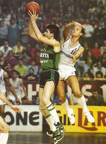 Tal día como hoy hace 35 años, <a href="/villacampa8/">Jordi Villacampa</a>, fija en Huesca su récord histórico de anotación y valoración en <a href="/ACBCOM/">Liga Endesa</a> ante las más de 2.800 personas que abarrotaban el Pabellón de Parque. 
 Magia Huesca 109 - <a href="/Penya1930/">Club Joventut Badalona</a> 124
👇¿Sus números?👇
#La_El_Magia