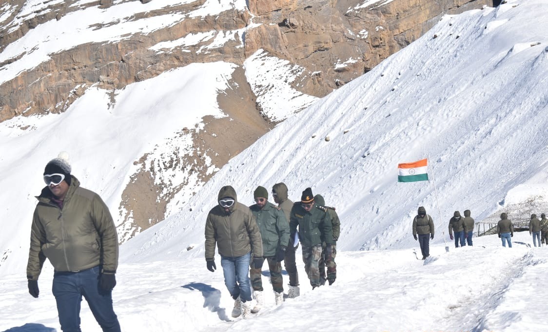 Ikbal56582499's tweet photo. #IndianArmy & @aimaindia organised a Forward Area Tour in the difficult terrain of #CentralSector for industry representatives of leading companies to acquaint them with challenges of High Altitude Areas & deliberate on technological solutions.
#AatmanirbharBharat
#555555 https://t.co/3mLbmlpgVN