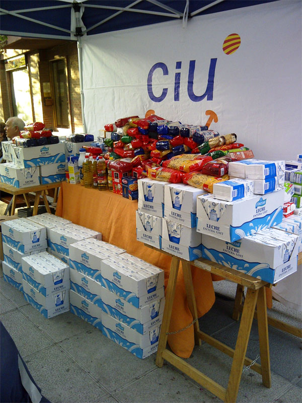 Divendres passat va començar el Banc d’Aliments, una iniciativa amb l’objectiu de fer negoci amb la bona voluntat de la gent. Un gran moment pels grans supermercats.
Perquè hem d’estar en contra del Banc d’Aliments?
Obro fil👇👇👇